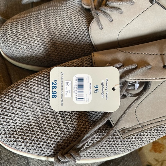 George lightweight sneakers, and a pair of slippers - Picture 3 of 4